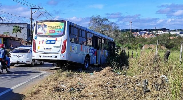 Ônibus com 60 passageiros quebra eixo e colide em área de acostamento na Avenida Sérgio Carneiro