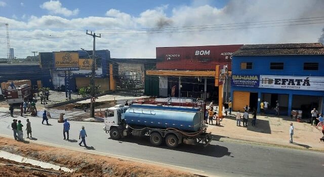 Incêndio destrói lojas no Anel de Contorno em Feira de Santana; voluntários tentam salvar mercadorias de estabelecimentos vizinhos