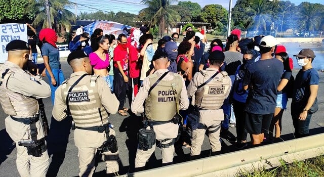 Estudantes da Uefs bloqueiam BR-116 durante protesto; PRF negociou liberação da pista