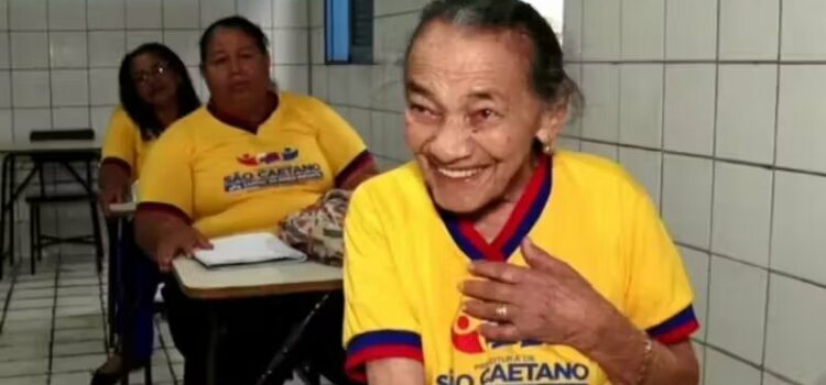 Brasileira de 100 anos entra na escola e abandona analfabetismo