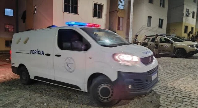 Jovem é arrastado e assassinado em frente à parede com nome de facção criminosa