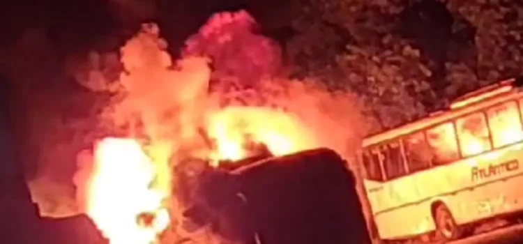 Homem é preso em flagrante após incendiar três ônibus e um carro no interior da Bahia