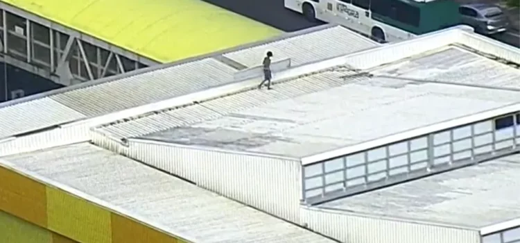 Homem sobe no teto de estação de metrô em Salvador e joga placas de metal na pista