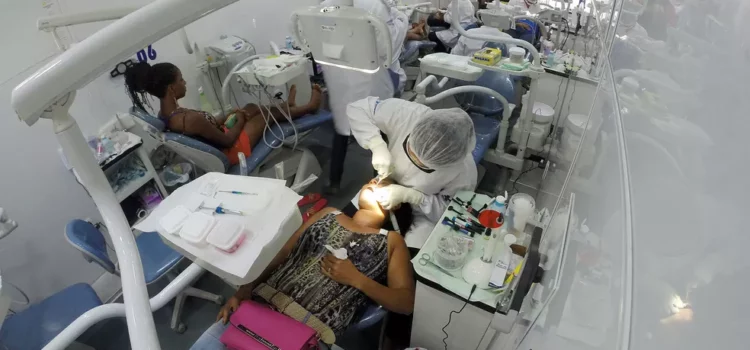 Odontomóvel realiza atendimentos gratuitos de saúde bucal em escolas do interior da Bahia
