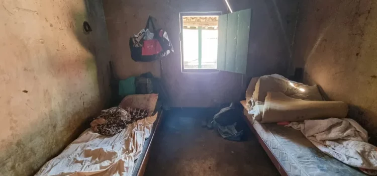 Sem banheiro e em alojamento sujo, funcionários de fazenda são resgatados em situação similar a de escravo na BA