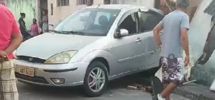 Mulher morre atropelada por carro dirigido por adolescente de 13 anos na Bahia; garoto pegou veículo sem autorização da mãe