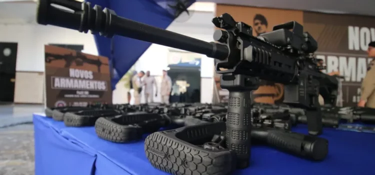 Quase 600 fuzis são entregues para Polícia Militar da Bahia; pistolas também serão distribuídas