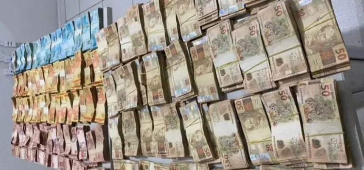 Dois homens são presos após serem encontrados com quase R$ 500 mil em espécie dentro de carro na BA