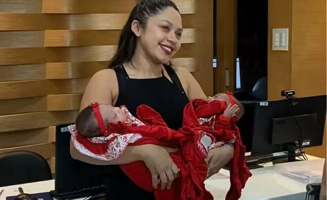Bebê que nasceu com 440g sai da UTI e reencontra irmã gêmea após 4 meses