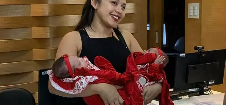 Bebê que nasceu com 440g sai da UTI e reencontra irmã gêmea após 4 meses