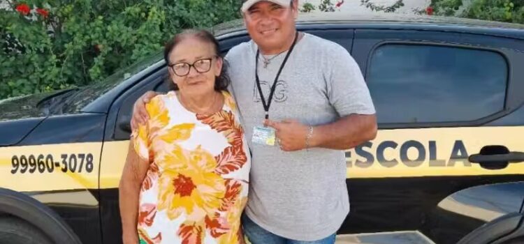 Idosa tira carta aos 66 anos, comemora “independência” e inspira outras mulheres