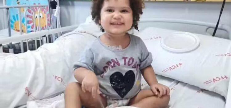 Menina de 2 anos com câncer pede e ganha um “cuscuz sorridente” no hospital