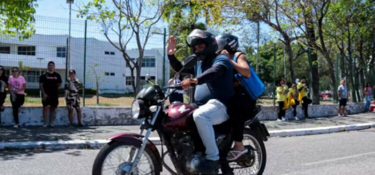 Motociclista ajuda e candidata chega 2 minutos antes da prova do Enem