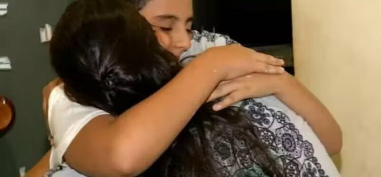 Menino de 10 anos salva mãe que levava choque; aprendeu na escola