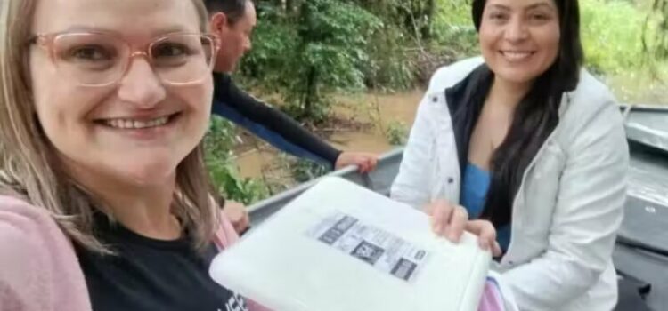 Enfermeiras enfrentam enchente para levar tratamento a menino com hemofilia