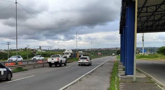 Em fiscalização a mais de 400 veículos, PRF em Feira de Santana apreende armas e emite autos de infração
