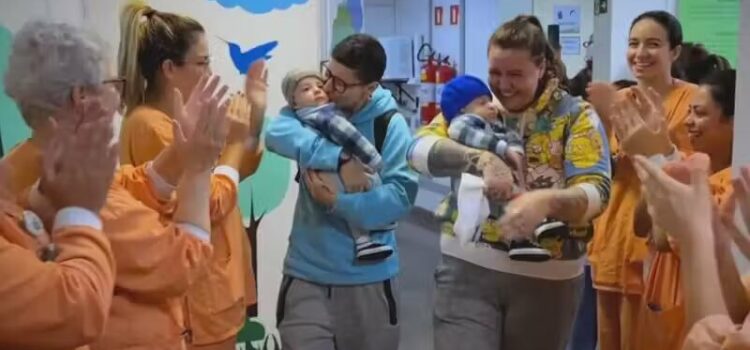 Mães adotam gêmeos siameses unidos pela coluna. Separados, eles passam bem