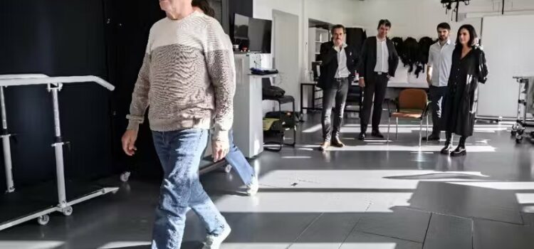 Homem com Parkinson volta a andar após implante revolucionário