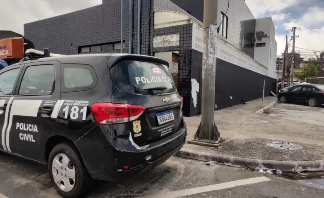 Jovem fica ferido após grupo armado se aproximar de carro e disparar contra veículo que vítima estava em avenida de Salvador