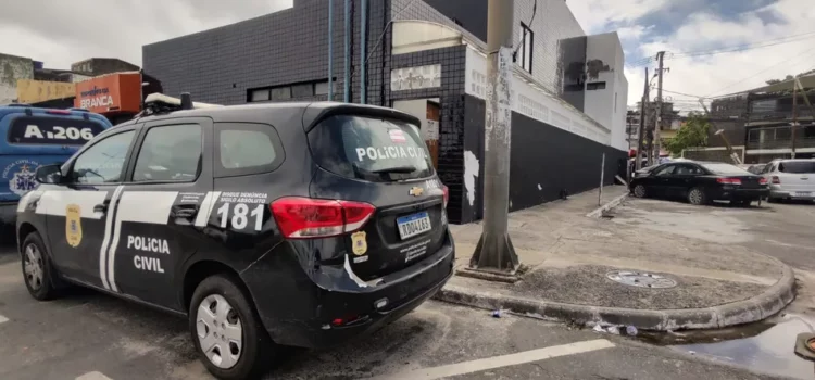 Jovem fica ferido após grupo armado se aproximar de carro e disparar contra veículo que vítima estava em avenida de Salvador