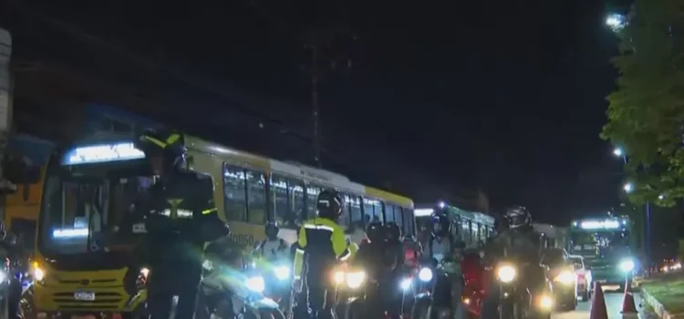 Poste tomba e trânsito fica congestionado na Av. Vasco da Gama, em Salvador
