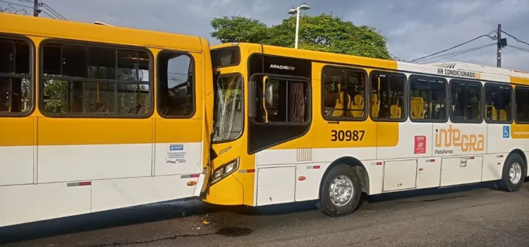 Acidente entre três coletivos deixa passageiros feridos na Av. Suburbana, em Salvador