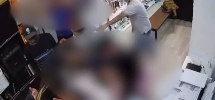 Dupla invade loja de eletrônicos, rouba estabelecimento e clientes em Salvador
