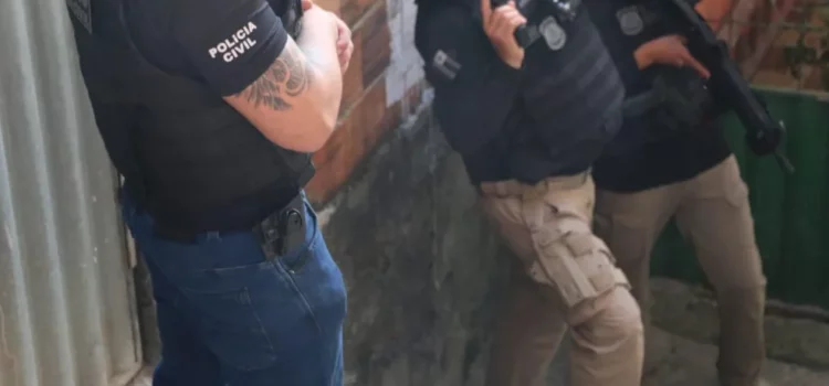 Operação policial busca suspeitos de integrar facção criminosa em região onde PF foi morto em Salvador
