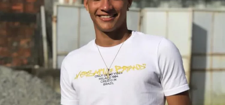 Adolescente de 17 anos morto a tiros na Bahia trabalhava com o pai e foi baleado após assistir aula na escola, diz mãe