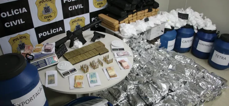 Homens são presos após drogas e armas serem encontradas em casa de praia e apartamento de luxo na Bahia