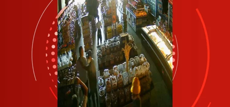 Homem é preso momentos após assaltar clientes e funcionários de mercado em Vilas do Atlântico; câmera de segurança filmou roubo