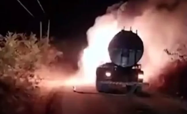 Caminhão que transportava 12 mil litros de leite pega fogo, explode e motorista sai ileso na Bahia