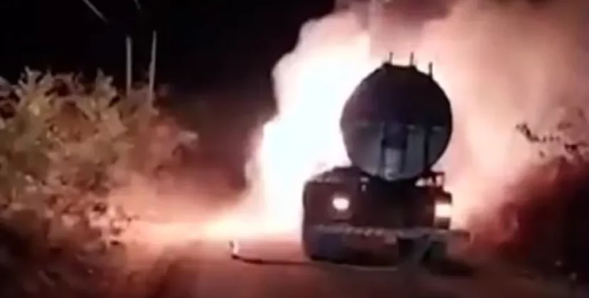 Caminhão que transportava 12 mil litros de leite pega fogo, explode e motorista sai ileso na Bahia