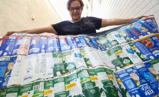 Brasileiros transformam caixas e nylon de guarda-chuva em sacos de dormir