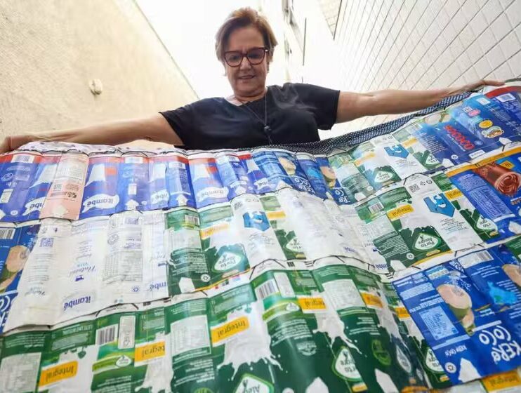 Brasileiros transformam caixas e nylon de guarda-chuva em sacos de dormir