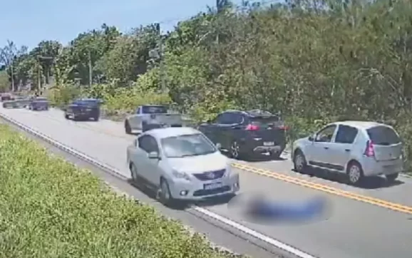 Homem cai de moto e é atropelado por carro em rodovia na Bahia