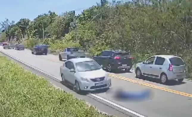 Homem cai de moto e é atropelado por carro em rodovia na Bahia