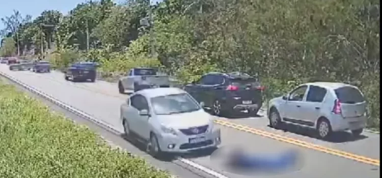 Homem cai de moto e é atropelado por carro em rodovia na Bahia