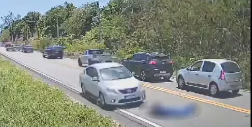 Homem cai de moto e é atropelado por carro em rodovia na Bahia