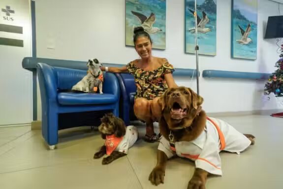 Cães terapeutas visitam pacientes com câncer e levam alegria a hospital