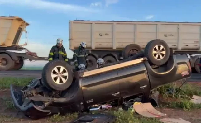 Motorista morre após carro bater de frente com micro-ônibus que fazia ultrapassagem na BA