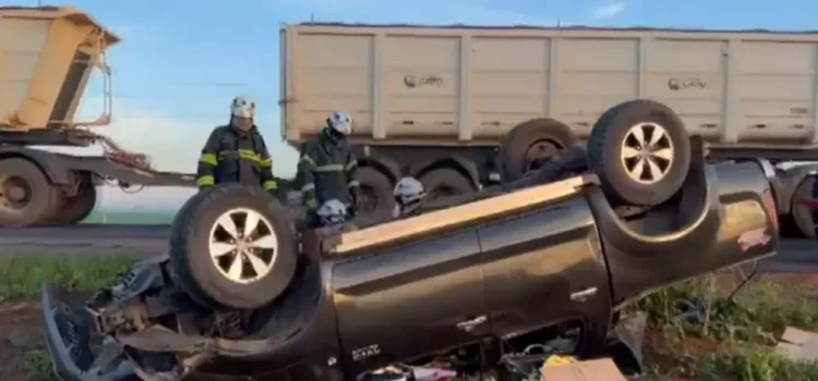 Motorista morre após carro bater de frente com micro-ônibus que fazia ultrapassagem na BA