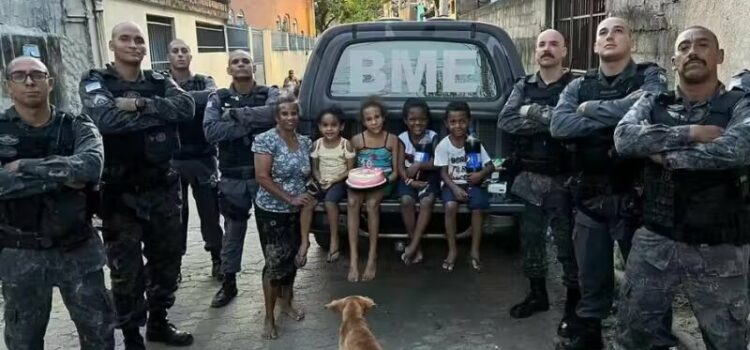 Policiais compram bolo para garotinha sem condição de fazer festa