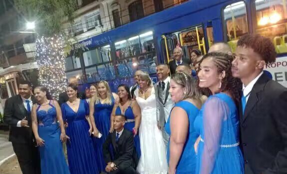 Casal de motoristas faz fotos de casamento dentro de ônibus: “Lotamos”