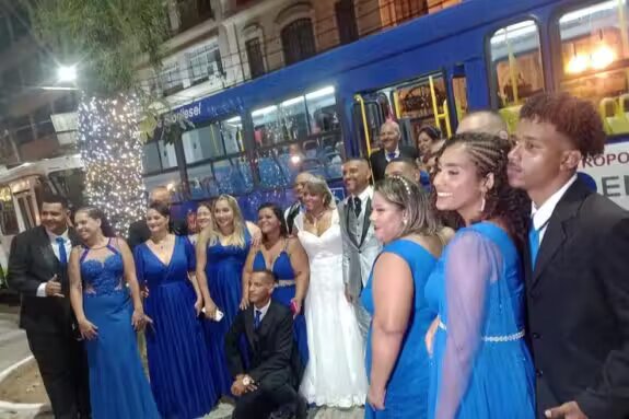 Casal de motoristas faz fotos de casamento dentro de ônibus: “Lotamos”