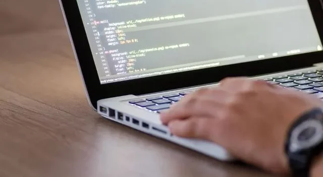 Uefs oferece cursos gratuitos de programação e desenvolvimento de app para estudantes do ensino médio