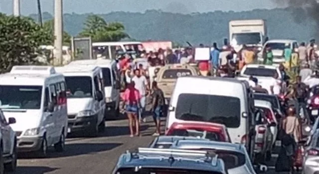 Protesto em Santo Amaro bloqueia os dois sentidos da BA-042, na rotatória para Cabuçu