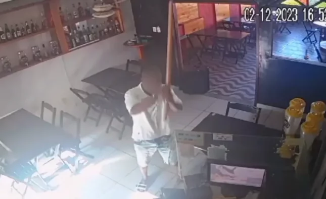 Homem se recusa a pagar conta de bar e quebra bebidas do estabelecimento com pauladas em Salvador
