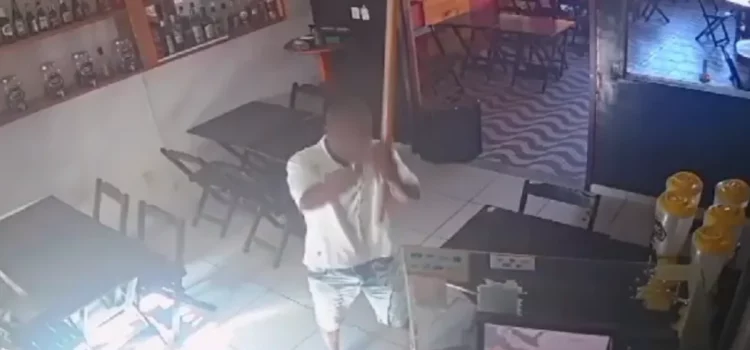 Homem se recusa a pagar conta de bar e quebra bebidas do estabelecimento com pauladas em Salvador