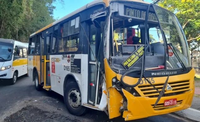 Cinco pessoas ficam feridas após batida entre dois micro-ônibus do transporte público em Salvador